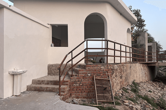 Palms & Pebbles — entrance stairs and arched doorway